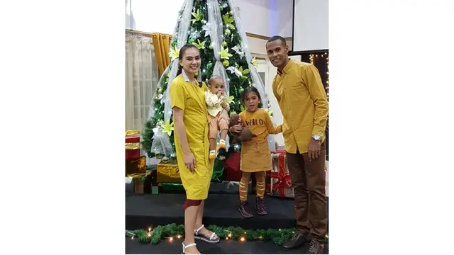 7 Potret Kapten Persebaya Ruben Sanadi Bersama Keluarga Kecilnya, Kompak Banget