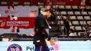Pemain Pelita Jaya, Brandon Jawato berjalan menuju area wawancara setelah menerima penghargaan pemain terbaik atau MVP pada final ketiga final IBL All Indonesia 2024 melawan Satria Muda yang berlangsung di Hall Basket, Senayan, Jakarta, Sabtu (06/10/2024). (Bola.com/Bagaskara Lazuardi)