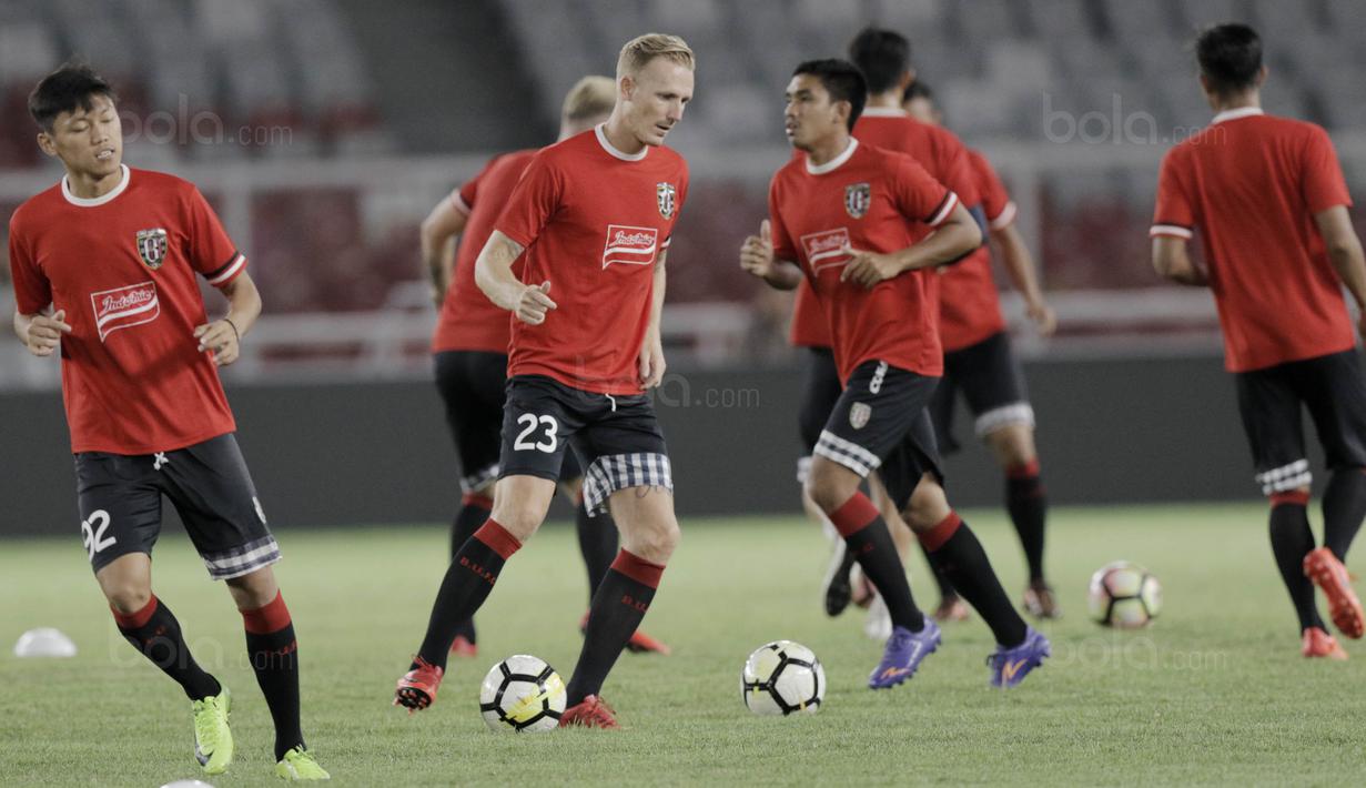 Para pemain Bali United menggelar latihan jelang laga final Piala Presiden 2018 di SUGBK, Jakarta, Jumat (16/2/2018). Bali United akan berhadapan dengan Persija, (Bola.com/M Iqbal Ichsan)