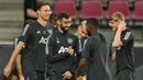 Pemain Manchester United, Bruno Fernandes bercanda dengan Aaron Wan-Bissaka saat sesi latihan jelang laga Liga Europa di Stadion Rhein Energie, Cologne, Minggu (9/8/2020). Manchester United akan berhadapan dengan Copenhagen. (AFP/Sascha Steinbach)