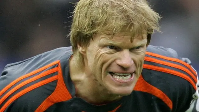 Oliver Kahn, kiper legenda timnas Jerman dan Bayern Munchen memiliki skill tangguh di atas mistar gawang. Berikut 5 penyelamatan terbaik yang dilakukannya. Video ini diunduh dari akun Youtube Bundesliga.