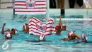 Pemain DKI Jakarta membentangkan bendera kontingen usai laga final Polo Air PON XIX Jabar melawan Jawa Barat di Stadion Renang Si Jalak Harupat, Kab Bandung, Selasa (20/9). DKI Jakarta unggul 14-9. (Liputan6.com/Helmi Fithriansyah)