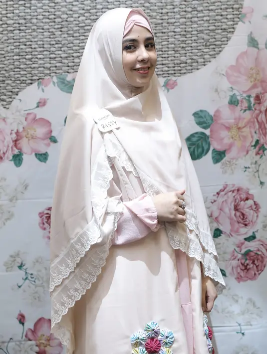 Tidak hanya lepas jilbab, godaan lainnya bagi Risty adalah ketika ia harus beradegan dengan lawan jenis yang bukan muhrimnya dan berpegangan tangan. (Galih W. Satria/Bintang.com)