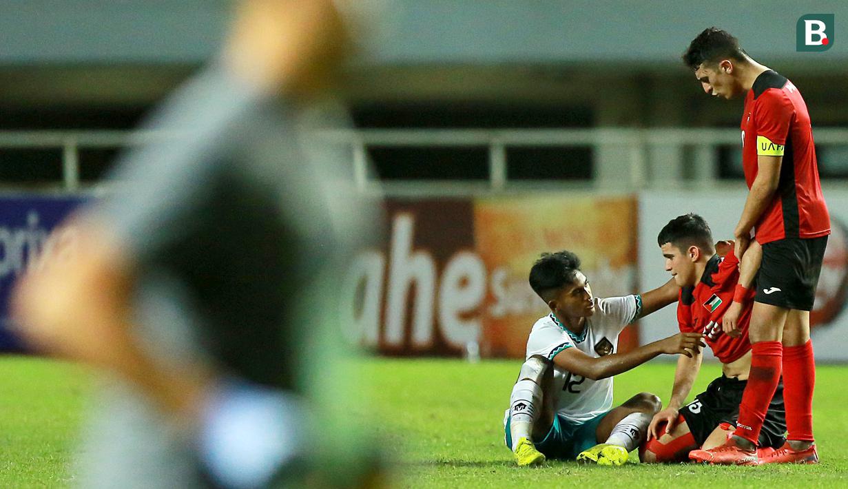 Ialah Muhammad Narendra Tegar yang menghampiri lawan mainnya untuk memberikan support usai wasit meniupkan peluit panjang. Narendra Tegar pun dengan sopan duduk di lapangan sejajar dengan Mohammed Zhogayyer yang terlihat terpukul usai timnya kalah. (Bola.com/M Iqbal Ichsan)
