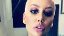 Baru-baru ini muncul kabar mengenai Amber yang sedang berpikir untuk melakukan operasi pada bagian payudaranya. Tak sembarangan, ternyata ia punya alasan tersendiri untuk melakukan operasi tersebut. (Instagram/amberrose)