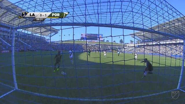 LA Galaxy kebobolan dari serangan balik mematikan Portland Timbers. This video is presented by BallBall
