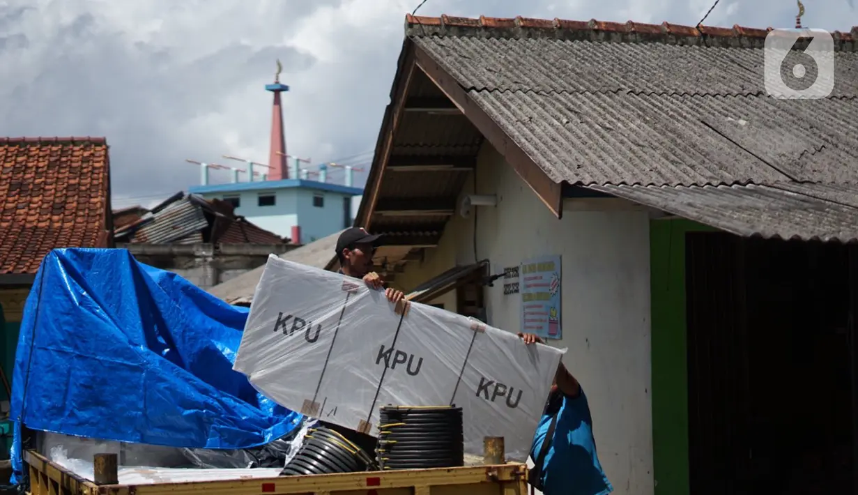 Petugas mendistribusikan logistik kotak suara Pilkada Depok 2020 di sejumlah RW Kecamatan Beji, Depok, Jawa Barat, Selasa (8/12/2020). Total, ada 4.049 kotak suara yang sedang didistribusikan ke TPS setempat dan di dalamnya terdapat 1.262.051 lembar surat suara. (Liputan6.com/Immanuel Antonius)