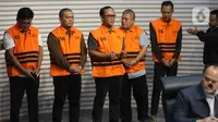 Bupati Lampung Tengah Goda Jurnalis Wanita Saat Digelandang KPK ke Mobil Tahanan