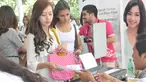 Puluhan wanita cantik Bandung berbondong-bondong memadati meja registrasi Miss Celebrity 2014, (27/9). (Liputan6.com/Panji Diksana)