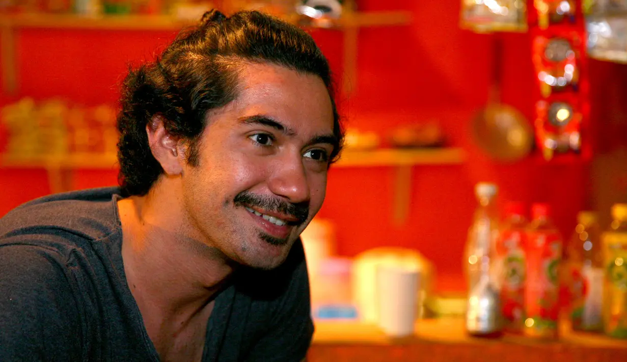 Reza juga bernazar saat film yang dibintanginya tembus angka 2 juta dalam waktu sepuluh hari, ia siap untuk mengenakan ondel-ondel keliling Bunderan Hotel Indonesia. (Nurwahyunan/Bintang.com)