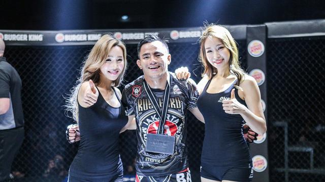 Stefer Rahadian berpose bersama ring girl ONE Championship