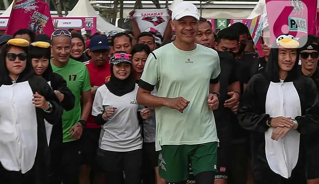 <p>Ganjar bersama istrinya Siti Atikoh dan Ketua Badan Pemenangan Pemilu (Bappilu) PPP sekaligus Ketua Dewan Pakar TPN Ganjar-Mahfud Sandiaga Uno. (merdeka.com/ Arie Basuki)</p>