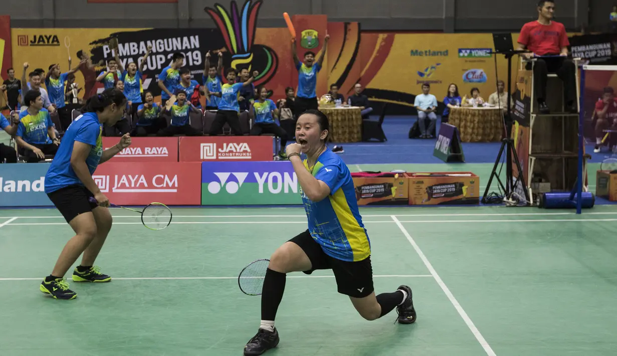 Ganda putri Exist, Jesita Miantoro / Melani Mamahit, merayakan kemenangan atas ganda Jaya Raya, Lanny Mayasari / Tryola Nadia, pada final tim beregu Pembangunan Jaya Cup 2019 di GOR Jaya Raya, Banten, Sabtu (21/12). Exist menang 3-1 atas Jaya Raya. (Bola.com/Vitalis Yogi Trisna)