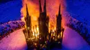 Sejumlah warga menonton bangunan bergaya gothik karya seniman Nikolay Polissky yang dibakar saat perayaan Shrovetide di wilayah Kaluga, Rusia (17/2). Perayaan tradisional ini ditandai dengan pembakaran patung besar. (AFP/Dmitry Serebryakov)