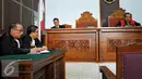Tim kuasa hukum Ilham Arief Sirajudin mendengarkan putusan hakim tunggal  Amat Khusairi dalam sidang praperadilan yang diajukan mantan Wali Kota Makassar Arief Sirajuddin di PN Jakarta Selatan, Kamis (9/7/2015). (Liputan6.com/Yoppy Renato)