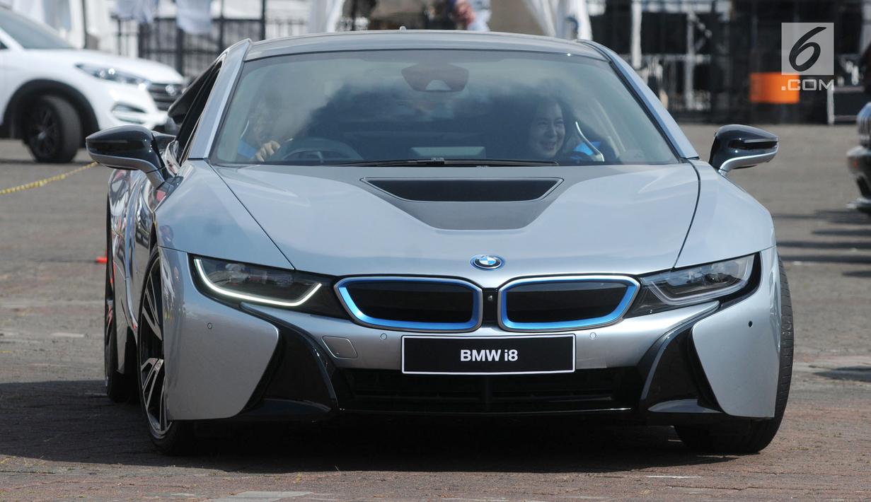 Penampilan mobil listrik BMW i8 Wallbox Plus saat akan test drive di IIMS 2018, Jakarta, Jumat (20/4). BMW i8 Wallbox Plus akan mengikuti Festival Mobil Listrik di IIMS 2018. (Merdeka.com/Dwi Narwoko)