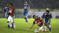 Pemain Persib, Rachmad Hidayat (kanan), berebut bola dengan pemain Bali United, Fadil Sausu, dalam laga persahabatan di Stadion Siliwangi, Bandung, Sabtu (13/2/2016). (Bola.com/Vitalis Yogi Trisna) 