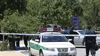 Kepolisian merespons peristiwa penembakan dan ledakan di kompleks Parlemen Iran dan Makam Ayatollah Khomeini di Tehran, (7/6/2017) (AP)
