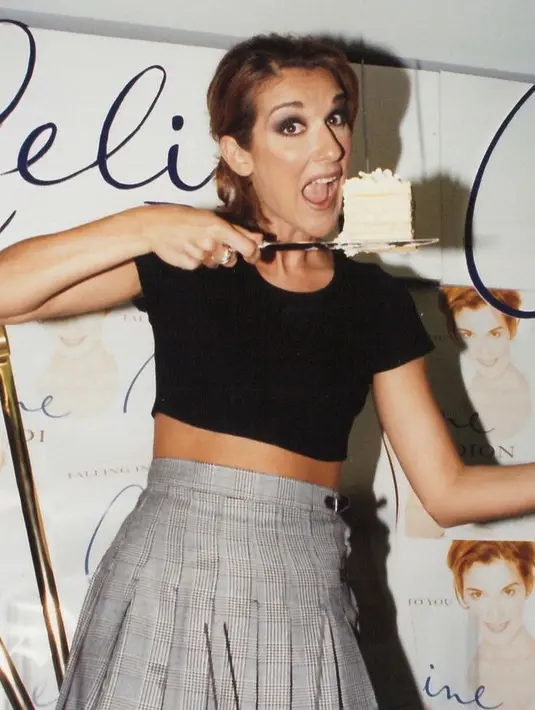 Masih seperti anak muda, ia mengenakan atas crop top hitam dipadukan mini skirt remple warna abu-abu motif geometris. @celinedion