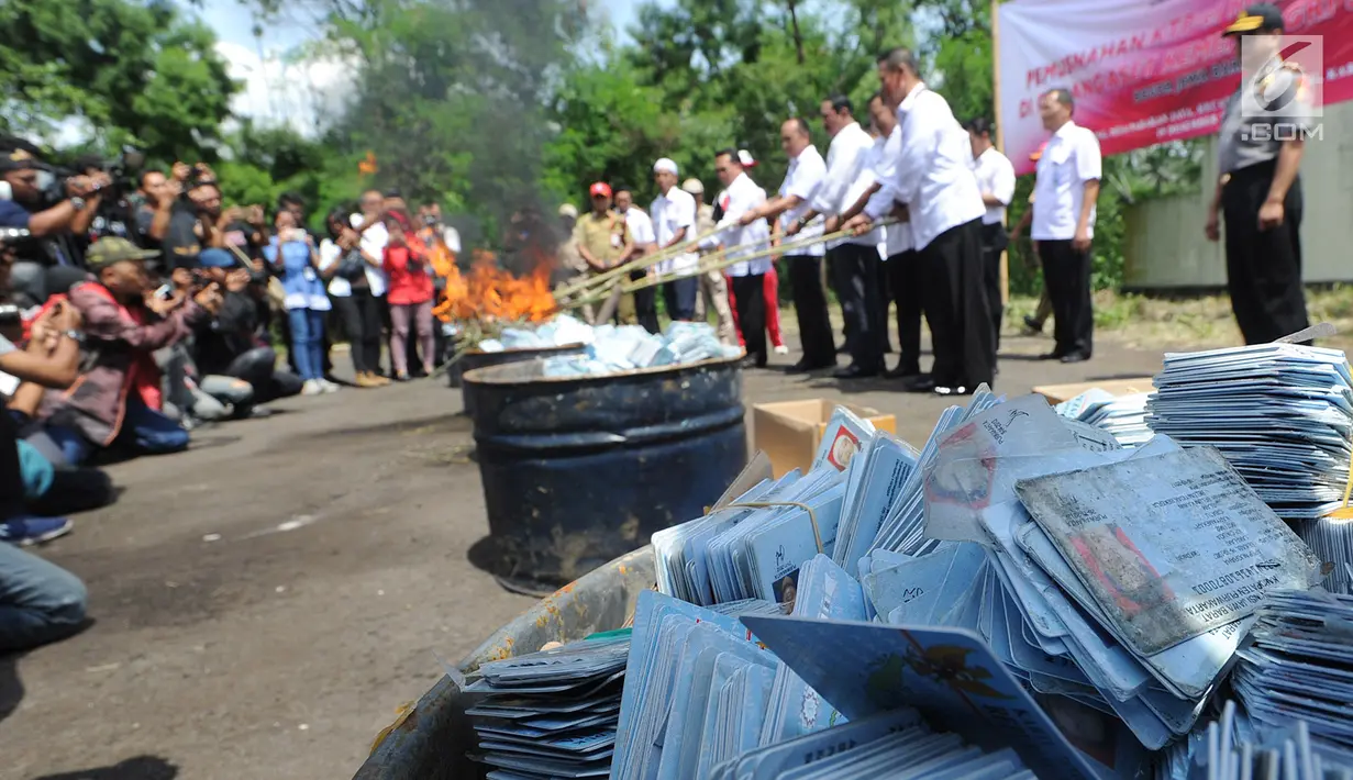 Petugas Kementerian Dalam Negeri (Kemendagri) membakar E-KTP rusak di Gudang Kemendagri di Bogor, Jabar, Rabu (19/12). Pemusnahan E-KTP rusak dilakukan dengan cara dibakar dalam drum. (Merdeka.com/Arie Basuki)