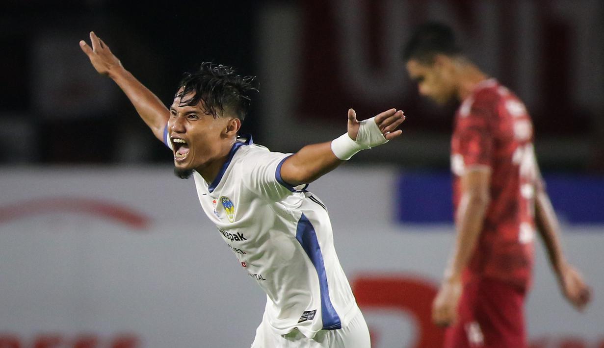 Pemain PSIM Yogyakarta, Aditya Putra Dewa merayakan gol kemenangan yang diciptakan oleh Sugeng Efendi saat matchday ke-8 Grup C Liga 2 2021 antara Persis Solo melawan PSIM Yogyakarta di Stadion Manahan, Solo, Senin (15/11/2021). (Bola.com/Bagaskara Lazuardi)