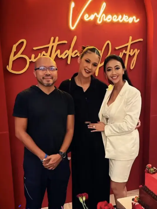 Asri Welas tampil dengan setelan putih, yang terdiri dari blazer, inner, dan mini skirtnya. [@asri_welas]