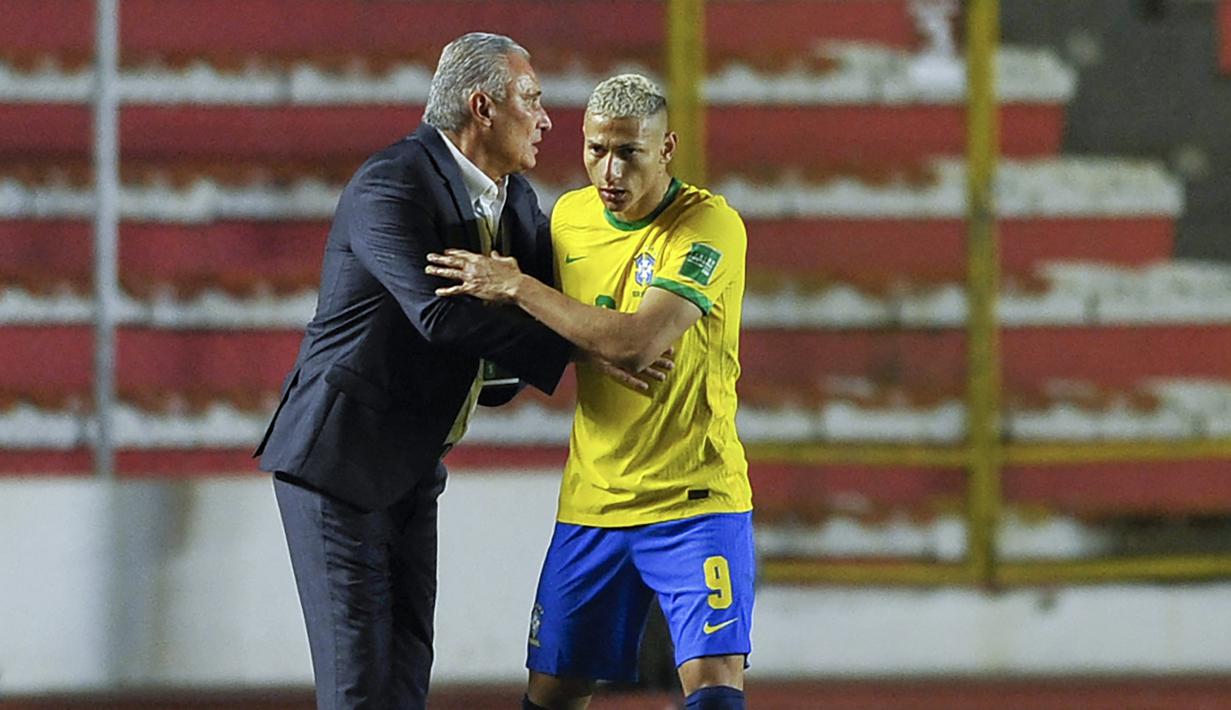 Roberto Firmino terpinggirkan setelah Tite lebih memilih Richarlison, striker Tottenham Hotspur yang hingga kini masih belum pulih dari cedera. (AFP/Jorge Bernal)