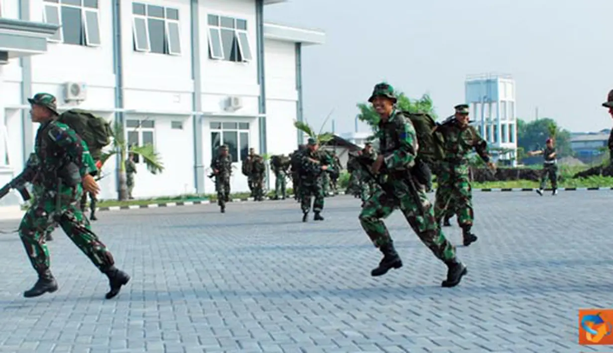 Citizen6, Sidoarjo: Personel Denmako Pasmar-1 melakukan simulasi peran tempur di Ksatrian Moekijat Jalan A Yani No.1A Gedangan, Sidoarjo, Kamis (21/6). (Pengirim: Diyat Akmal)