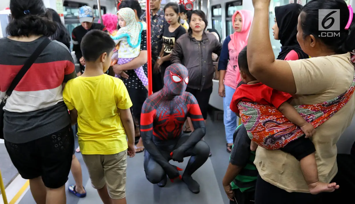 Para Spider-Man yang tergabung dalam komunitas Spider-Verse Indonesia menaiki gerbong kereta api ringan atau Light Rail Transit (LRT) di kawasan Jakarta, Minggu (21/7/2019). Dalam aksinya, mereka melakukan penggalangan dana untuk donasi anak penderita hydrocephalus. (Liputan6.com/Johan Tallo)