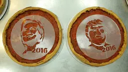 Dua loyang yang digunakan untuk membuat pizza bergambar wajah calon presiden AS dari Partai Republik, Donald Trump dan rivalnya dari Partai Demokrat, Hillary Clinton di Giordano Pizzeria, Chicago, Selasa (27/9). (REUTERS / Jim Young)