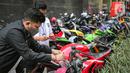 Polisi memberi label barang sitaan pada motor gede milik tersangka Quotex, Doni Salmanan di halaman Bareskrim Polri, Jakarta, Senin (14/3/2022). Selain sejumlah mobil mewah dan motor gede (moge), polisi juga menyita ponsel hingga akun YouTube Doni Salmanan. (Liputan6.com/Faizal Fanani)