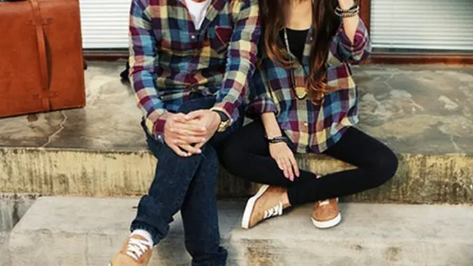 Pakai baju sama dengan pasangan kadang terkesan alay/copyright:mademan.com