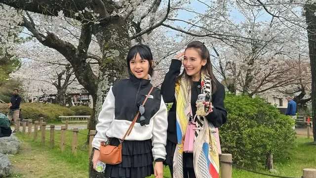 Outfit Ayu Ting Ting saat Jalan-Jalan ke Jepang. (@ayutingting92)