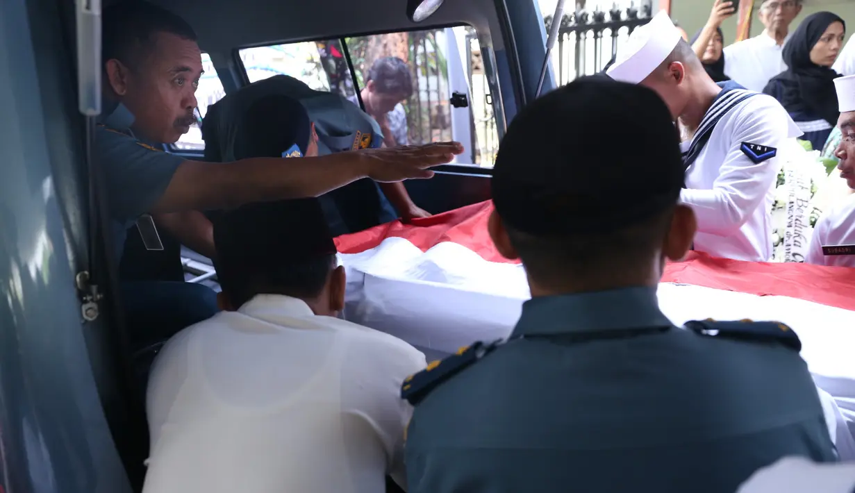 Dari dalam rumah duka, tampak peti jenazah almarhum Amoroso Katamsi yang sudah tertutup rapat dibalut dengan bendera merah putih. (Adrian Putra/Bintang.com)