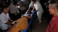 Tim dokter segera bertindak cepat untuk memberikan perawatan kepada korban ledakan amunisi (Liputan6.com/Helmi Fihriansyah).