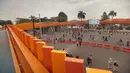 Warga beraktivitas di sekitar Jembatan Penyeberangan Orang (JPO) di Jalan Tegar Beriman, Cibinong, Kabupaten Bogor, Jawa Barat, Minggu (14/6/2026). (Kapanlagi.com/Budy Santoso)