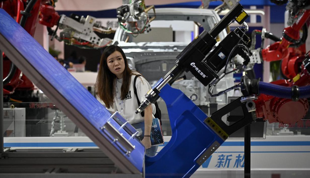Dengan hampir 600 produk robot yang dipamerkan, termasuk AGV, AMR, cobot, exoskeletons, kendaraan self-driving, dan humanoid, konferensi ini menjanjikan platform yang luar biasa untuk kolaborasi dan eksplorasi di bidang robotika. (WANG Zhao/AFP)