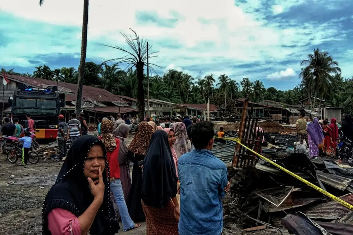 Warga berada di antara bekas kebakaran yang terjadi pada peringatan HUT RI ke-75 (Ist)