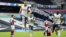 Striker Tottenham Hotspur, Harry Kane, melakukan selebrasi usai mencetak gol ke gawang West Ham United pada laga Liga Inggris Senin (19/10/2020). Kedua tim bermain imbang 3-3. (AP/Matt Dunham, Pool)