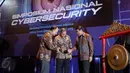 Menteri Pertahanan Ryamizard Ryacudu (tengah) dan Menko Polhukam, Tedjo Edhy Purdijatno (kanan) usai membuka Simposium Nasional Cybersecurity, Jakarta, Rabu (3/6/2015). Presiden Jokowi berhalangan hadir membuka acara tersebut. (Liputan6.com/Faizal Fanani)