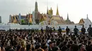 Rakyat Thailand menunggu kedatangan mobil jenazah Raja Thailand Bhumibol Adulyadej di depan Grand Palace, Bangkok, Thailand, Jumat (14/10). (REUTERS / Jorge Silva)