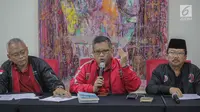 Sekjen PDIP Hasto Kristiyanto (tengah) didampingi Kepala BSPN PDIP Arif Wibowo dan Ketua Bidang Bappilu DPP PDI Perjuangan (PDIP), Bambang DH saat mengumumkan hasil pemilihan presiden 2019 dan legislatif di kantor DPP PDIP, Jakarta Pusat, Senin (22/4). (Liputan6.com/Faizal Fanani)
