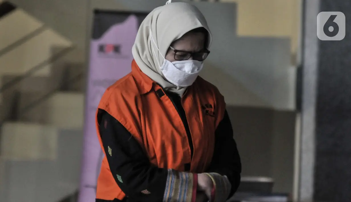 Tersangka mantan Kepala Divisi III Waskita Karya, Desi Arryani menuju mobil tahanan di gedung KPK, Jakarta, Kamis (23/7/2020). Desi Arryani merupakan satu dari lima tersangka kasus dugaan korupsi terkait proyek fiktif di PT Waskita Karya yang ditahan KPK. (merdeka.com/Iqbal Nugroho)