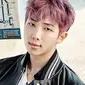 Seakan tidak ingin para penggemarnya khawatir, RM pun memberikan kabar terbarunya setelah menjalani operasi. Melalui akun resmi BTS, @bts_twt, ia menceritakan kondisinya. (Foto: Allkpop.com)