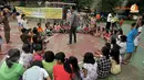 Seorang relawan pun mulai membuat sebuah permainan di lapangan tempat pengungsian. Sebuah permainan ringan yang cukup menghibur menjadi alihan perhatian anak yang ingin bermain air (Liputan6.com/Johan Tallo).