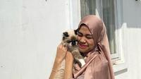 Potret Ayla Azuhro bersama kucing (Sumber: Instagram/ayla.aazz)
