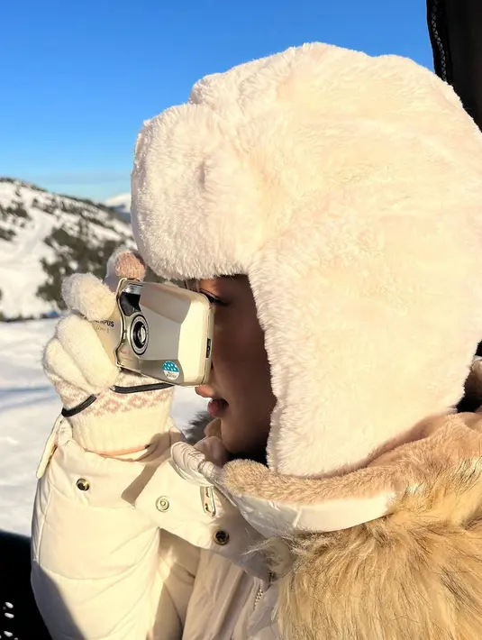 "Langit biru, awan putih 🎵," tulis Sherina. Di kolom komentar, netizen banyak tertawa karena mereka mengaku membaca tulisan itu sambil bernyanyi, teringat dengan lagu "Balon Udaraku" milik Sherina. [Foto: Instagram/sherinamunaf]