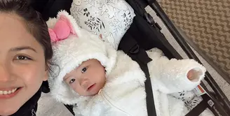 Jessica Mila baru membagikan beberapa potret bersama suami dan Baby Kyarra saat liburan di Jepang. Pasangan ibu dan anak ini tampil kompak dalam busana musim dingin hitam putih [@jscmila]