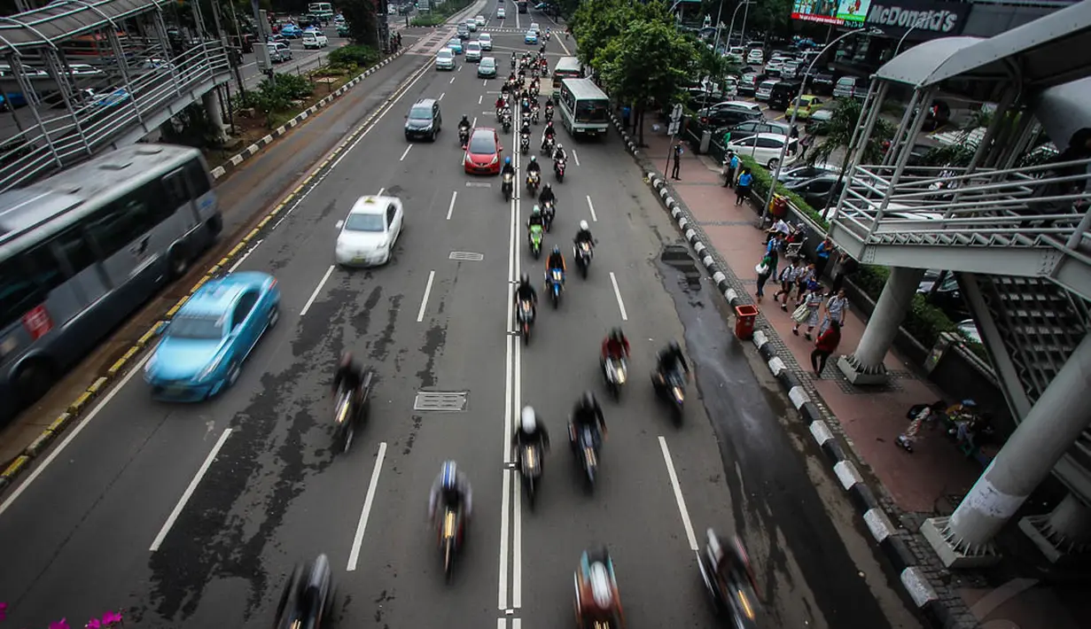 Mulai Desember, Pemprov DKI  berencana akan memberlakukan pembatasan kendaraan roda dua di sepanjang Jalan Medan Merdeka Barat hingga Bundaran HI, Jakarta, Selasa (11/11/2014). (Liputan6.com/Faizal Fanani) 