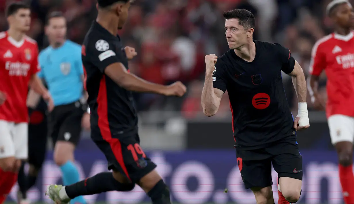 Barcelona berhasil memperkecil ketinggalan lewat gol penalti Robert Lewandowski pada menit ke-13. (FILIPE AMORIM/AFP)